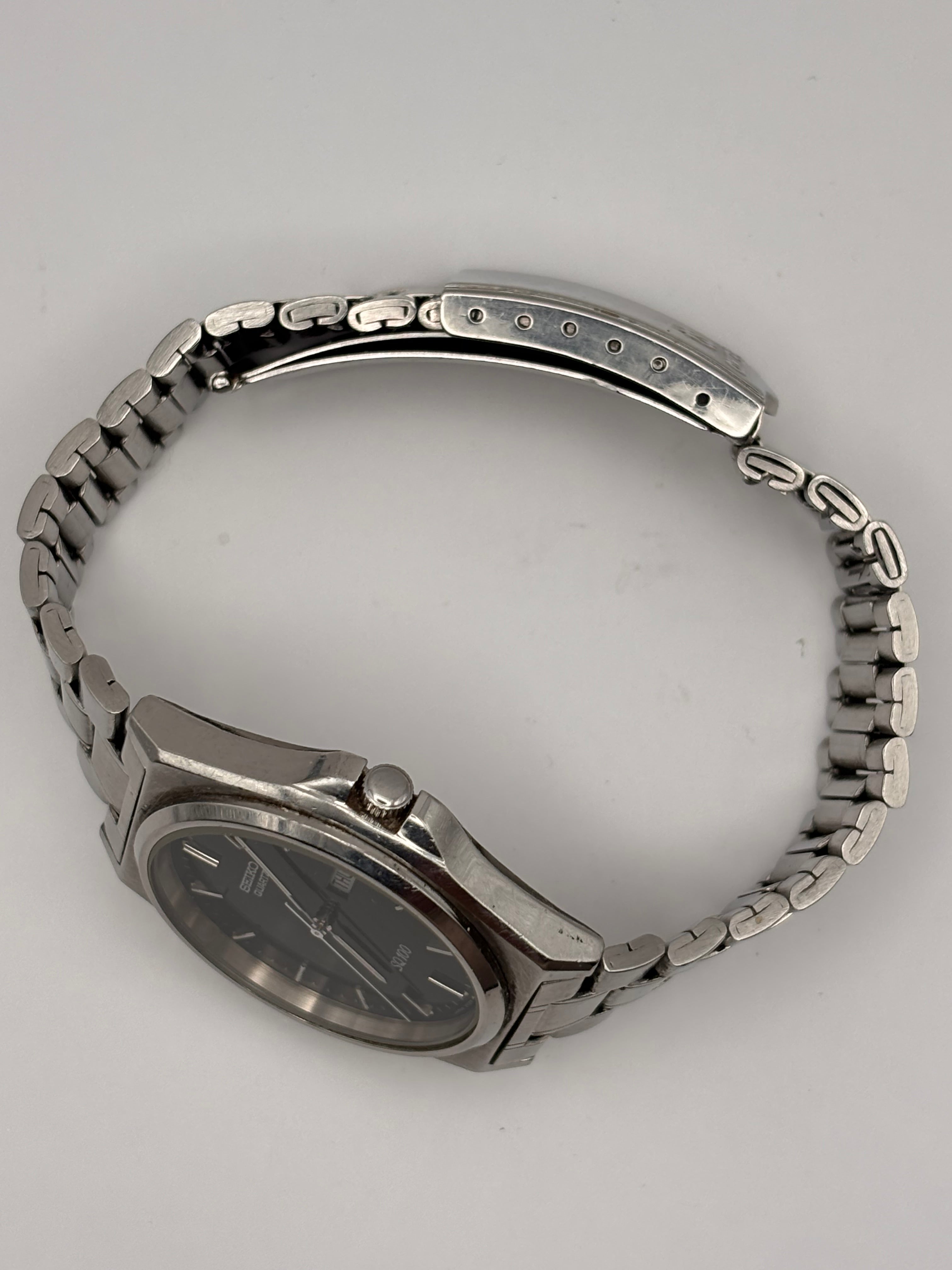 Seiko SQ100 5Y23-8A50 Vintage Quartz Watch Day-Date Stainless Steel