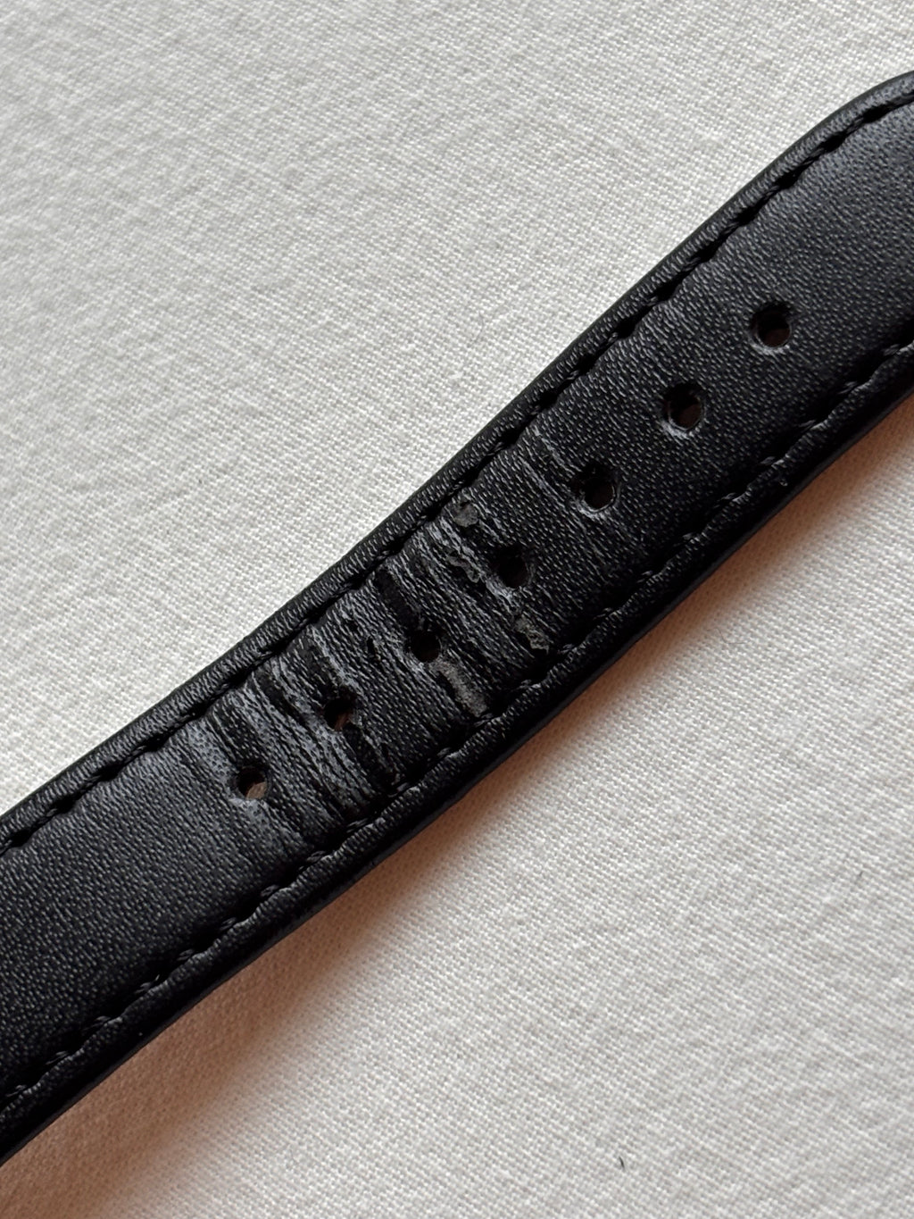Mortime Classic Quartz Watch – White Dial – Black Leather Strap