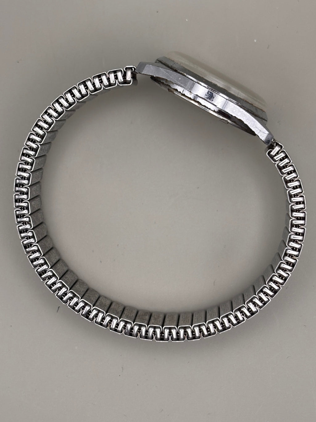 Loyal vintage mechanical watch side profile and bracelet