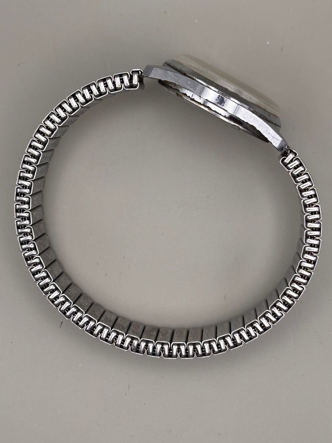 Loyal vintage mechanical watch side profile and bracelet