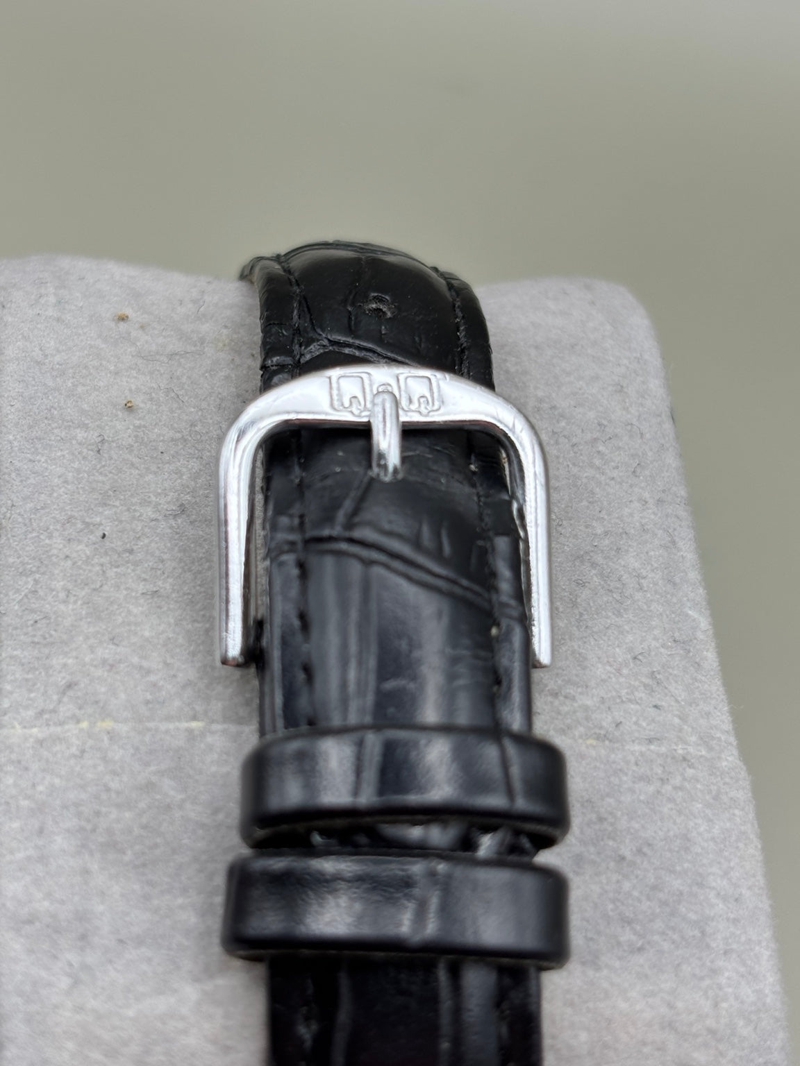 Q&Q branded buckle