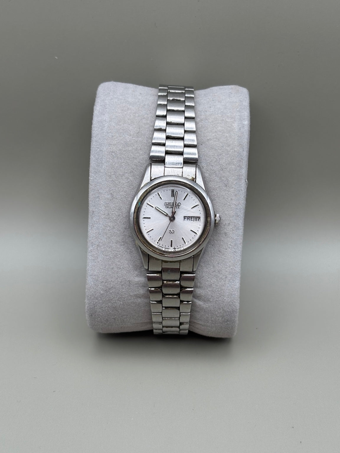 Seiko quartz silver dial front