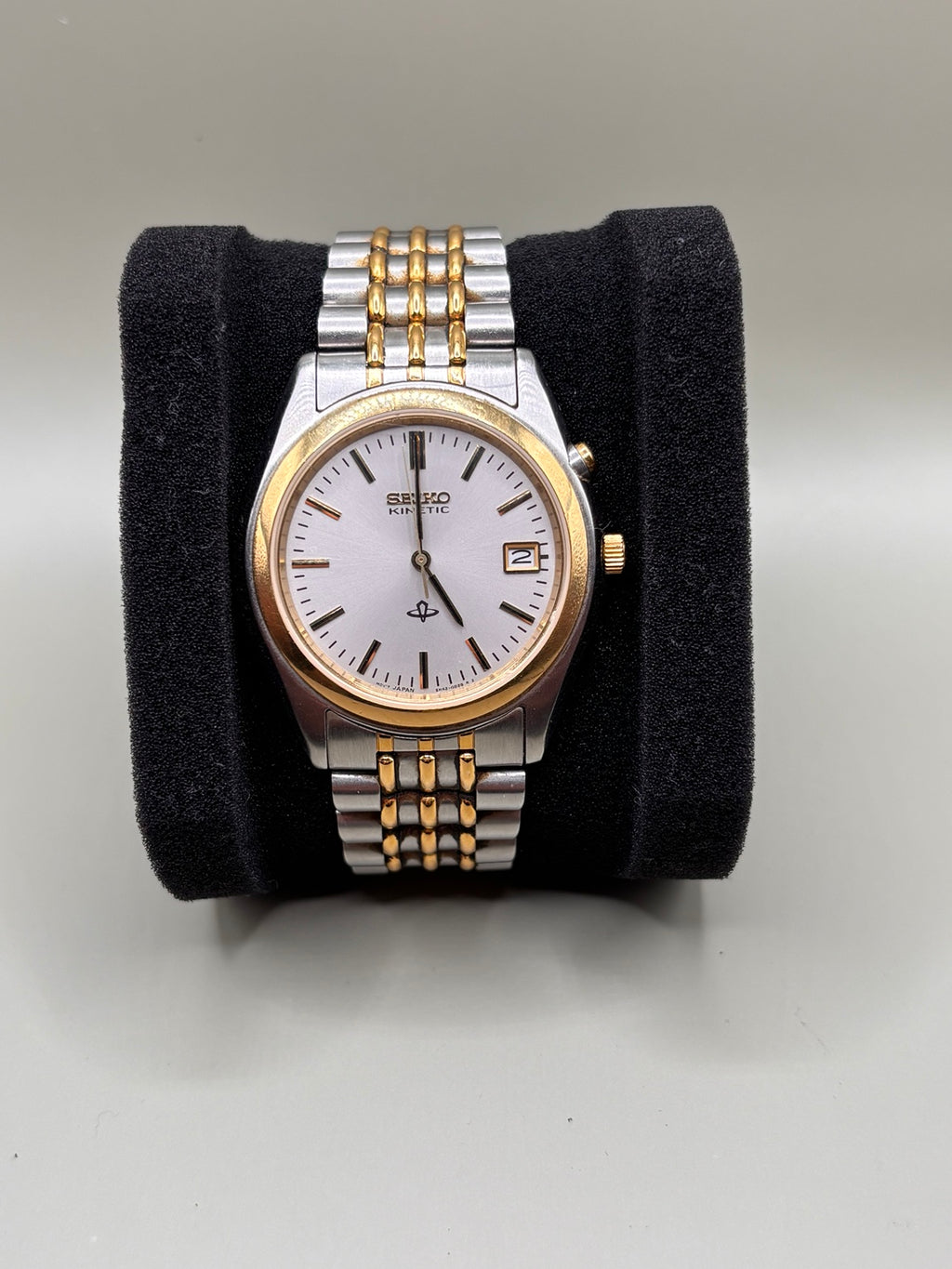 Seiko Kinetic 5M22-0B60 two-tone watch front