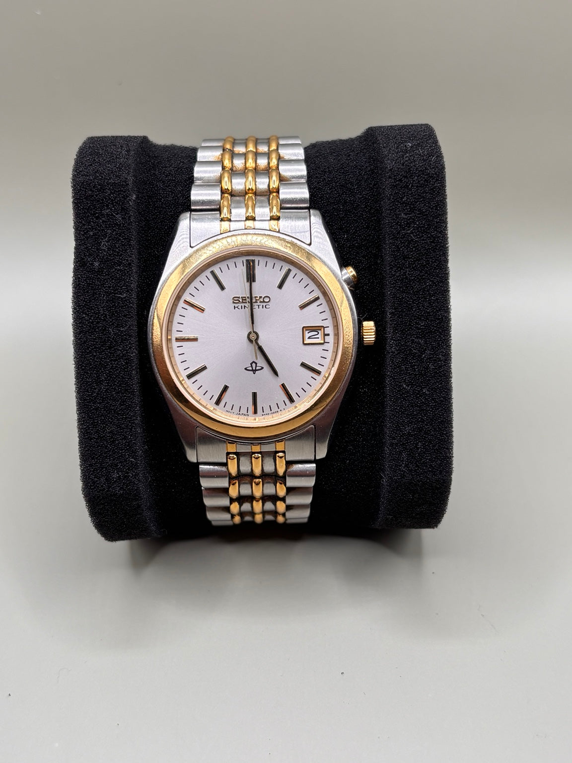 Seiko Kinetic 5M22-0B60 two-tone watch front